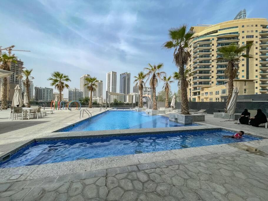 Cozy Studio In Sparkle Tower Jbr By Suiteable Dubai Exteriör bild