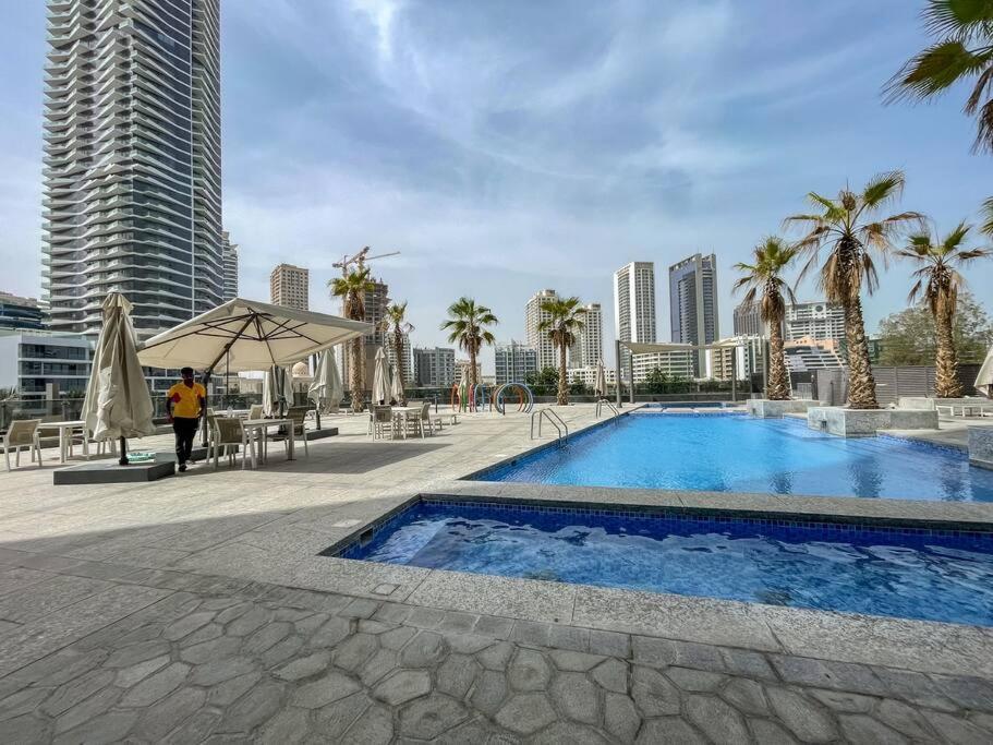 Cozy Studio In Sparkle Tower Jbr By Suiteable Dubai Exteriör bild